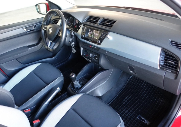 Skoda Fabia cena 32900 przebieg: 150000, rok produkcji 2018 z Goniądz małe 326